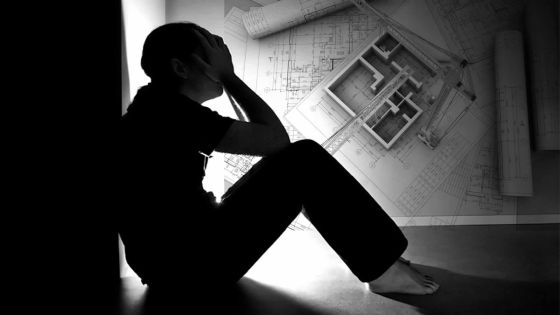 Sa maison toujours inachevée: Elle accuse deux entrepreneurs d’escroquerie