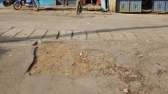Les nids de poules irritent à Mare-Tabac
