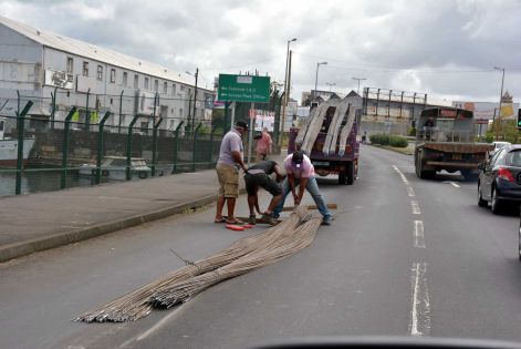 Trou-Fanfaron: des barres de fer tombent d’une camionnette
