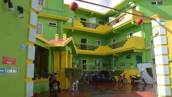 Disculpé après avoir été accusé de tenir un bordel