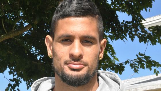 Foot: le Mauricien Kevin Bru foulera la pelouse mythique d’Old Trafford ce mercredi soir