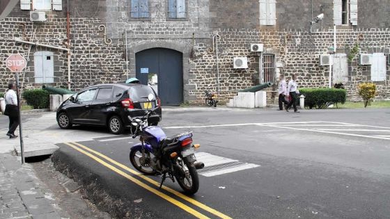 Au nez et à la barbe…