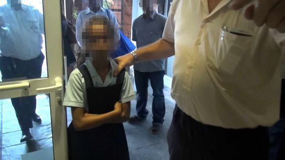 Une écolière se rend en classe avec le mot «voleuse» écrit au front par sa tante