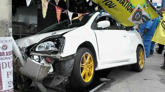 À Rose-Hill: une voiture termine sa course dans un caniveau