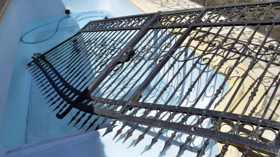 Un enfant meurt sous un portail: la négligence décriée