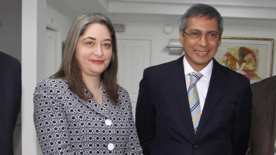 Duval remet un chèque de Rs 300 000 à son homologue palestinienne