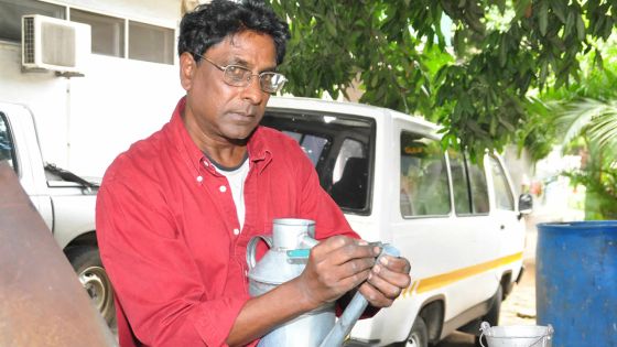 Seeven Seevathean, ferblantier: main de fer et le sourire aux lèvres