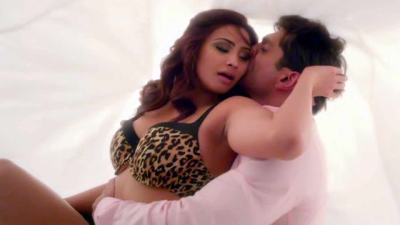 Hate Story 3: des scènes érotiques et topless pour Daisy Shah