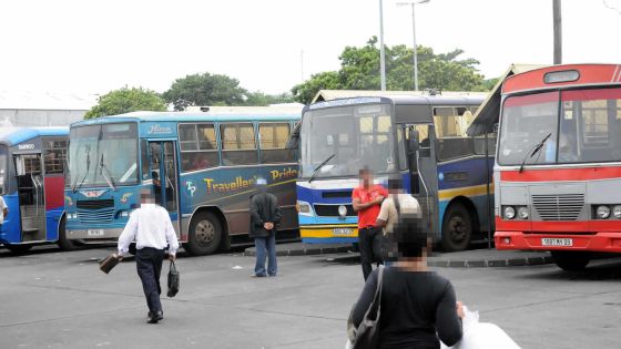 À la gare du Nord: elle est coincée contre une rembarde