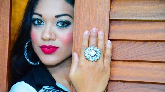 Nirusha Routho-Ramessur, comme illuminée par la danse