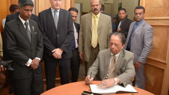 Ambassade de France: sir Anerood Jugnauth signe le livre de condoléances
