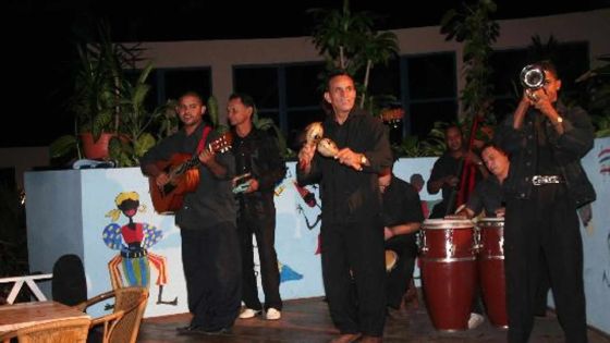 Dans un hôtel du Sud: des musiciens sur le banc de touche