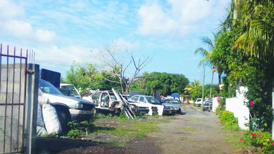 Petit-Raffray: un cimetière de voitures dérange