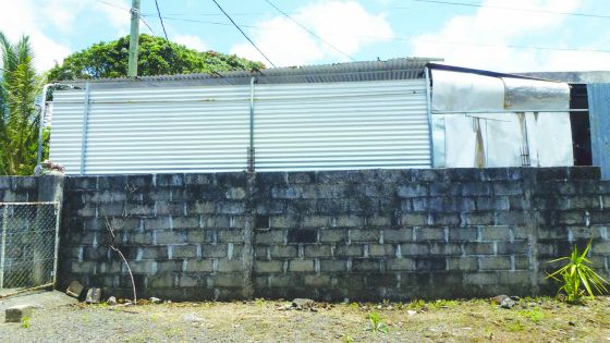 Montagne-Blanche: construction sur le mur mitoyen