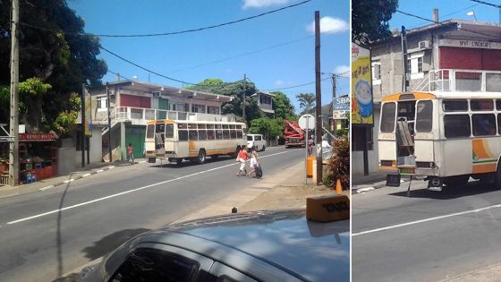 Un bus bondé roule à vive allure et sans porte de secours