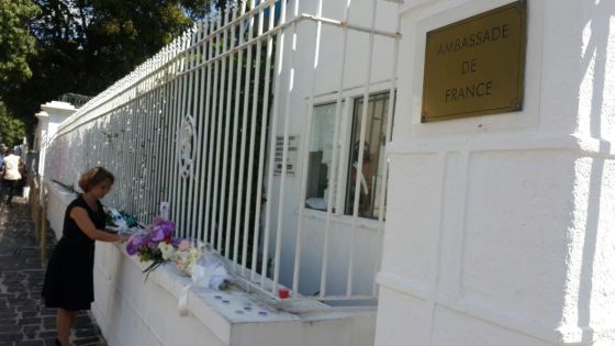 Ambassade de France: défilé de personnalités