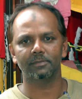 Achats de fin d’année: la concurrence entre magasins et marchands ambulants s’intensifie