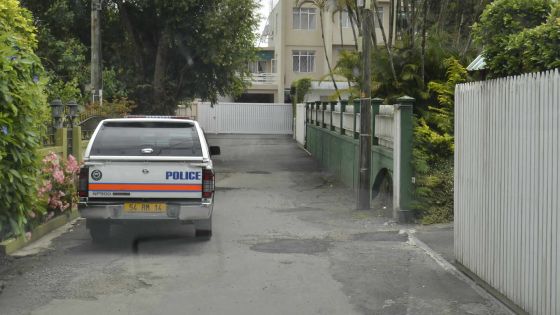 Dans la cour d’Anil Gayan: la BMW du gouvernement endommagée