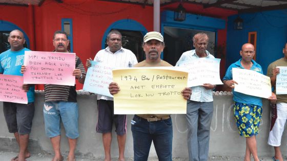À Trou-aux-Biches: manif contre un restaurant sur la voie publique
