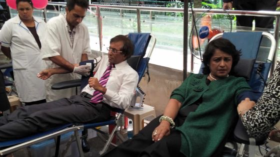 Ameenah Gurib-Fakim et Anil Gayan participent au don de sang