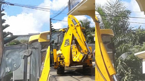 Travaux sur un terrain à Forest-Side: un JCB endommage des colonnes de sa maison