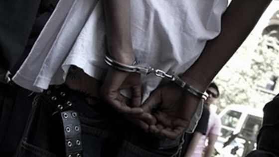 Des jeunes dévalisent une boutique la veille de Noël