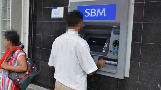 Fraude informatique: une centaine de cartes bancaires bloquées