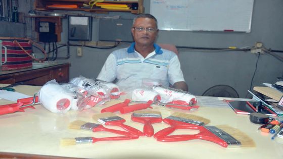 Ramess Aubeeluck et ses pinceaux ‘made in Moris’