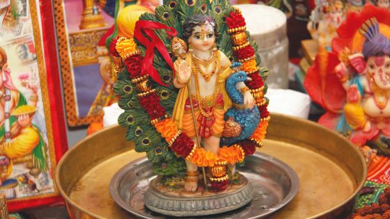 Une statuette de Muruga déverse du miel