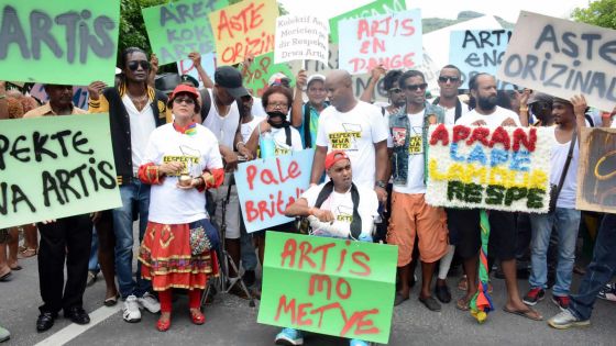 Lutte contre le piratage: des artistes dans la rue