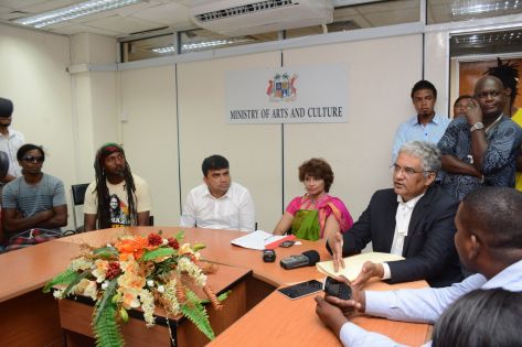 CD piratés: le ministre Dan Baboo rencontre des artistes