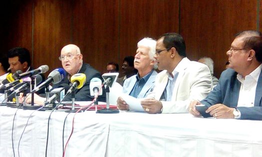 Menace terroriste: «vigilant» mais «ne pas réagir de façon excessive» affirme Paul Bérenger