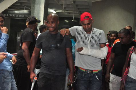 Bras de fer entre artistes et vendeurs de CD: une enquête sur des allégations de brutalités policières réclamée