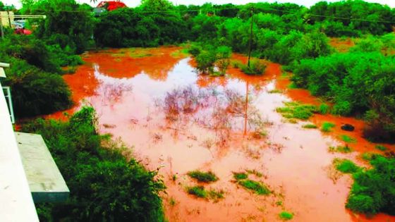 Drains inachevés à Pointe-aux-Sables: sa cour transformée en bassin par les grosses averses