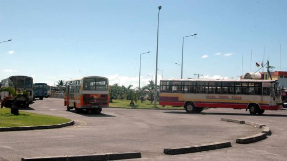 Dans un autobus: un collégien de 11 ans aurait été giflé par un policier