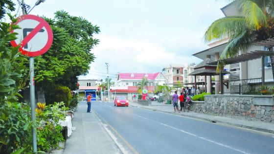 Signalisation à Flic-en-Flac: deux panneaux contradictoires