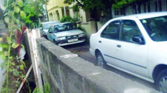 Cité la Chaux, Mahébourg: obstruction de la voie publique