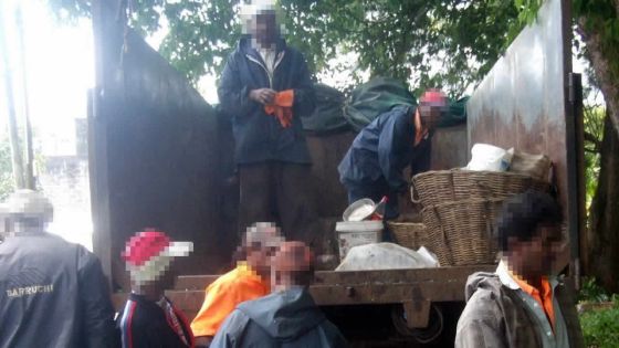 L’Escalier: Les ordures ménagères de ses voisins devant sa porte