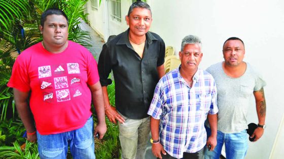 À Baie-du-Tombeau: les taxis marron sont légions et menaçants