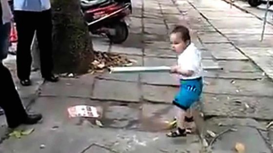 Chine: un petit garçon «affronte» des policiers pour défendre sa grand-mère