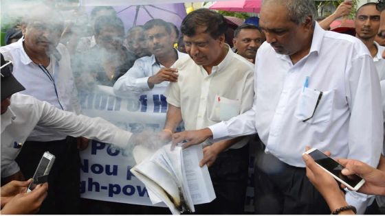 [Bande-son] Des infirmiers brûlent le rapport du PRB