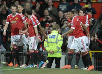 Premier League : ManU à un point d'Arsenal, Liverpool roi du derby