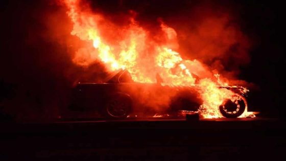 Pailles : une voiture ravagée par le feu ; la police enquête