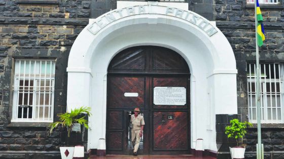 Perquisition à la prison centrale: saisie d’armes tranchantes de portables et de chargeurs