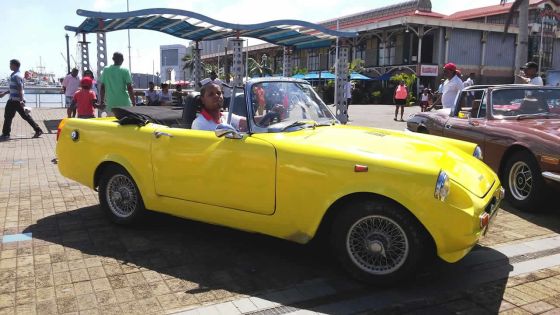 Voitures vintage: des jeunes automobilistes en mode rétro