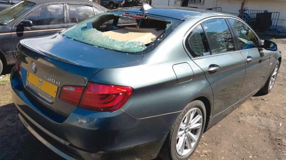 Un colporteur vandalise la voiture du maire