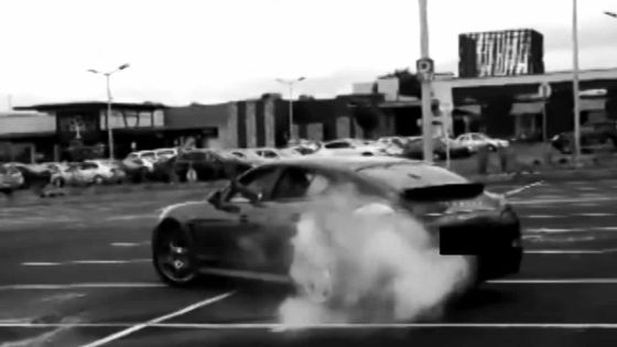 Deux collégiens font des drifts en BMW et en Porsche