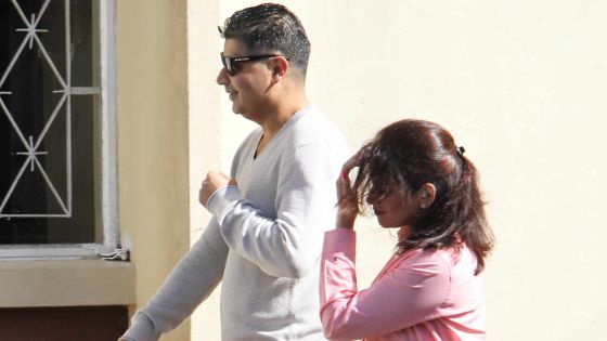 Rakesh Gooljaury s’adonne à des tâches ménagères