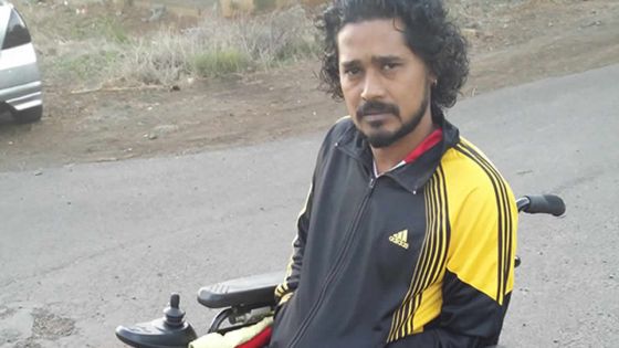 Son fauteuil électrique en panne: il ne peut se déplacer