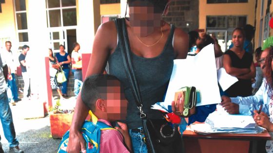 Polémique autour de l’admission en Grade 1: des mères contraintes de monter dans une voiture de police